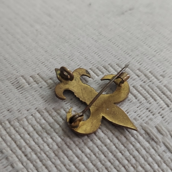 Vintage Enameled Fleur De Lis Pin Brooch Gold Tone Blues Cabochon - Picture 3 of 11